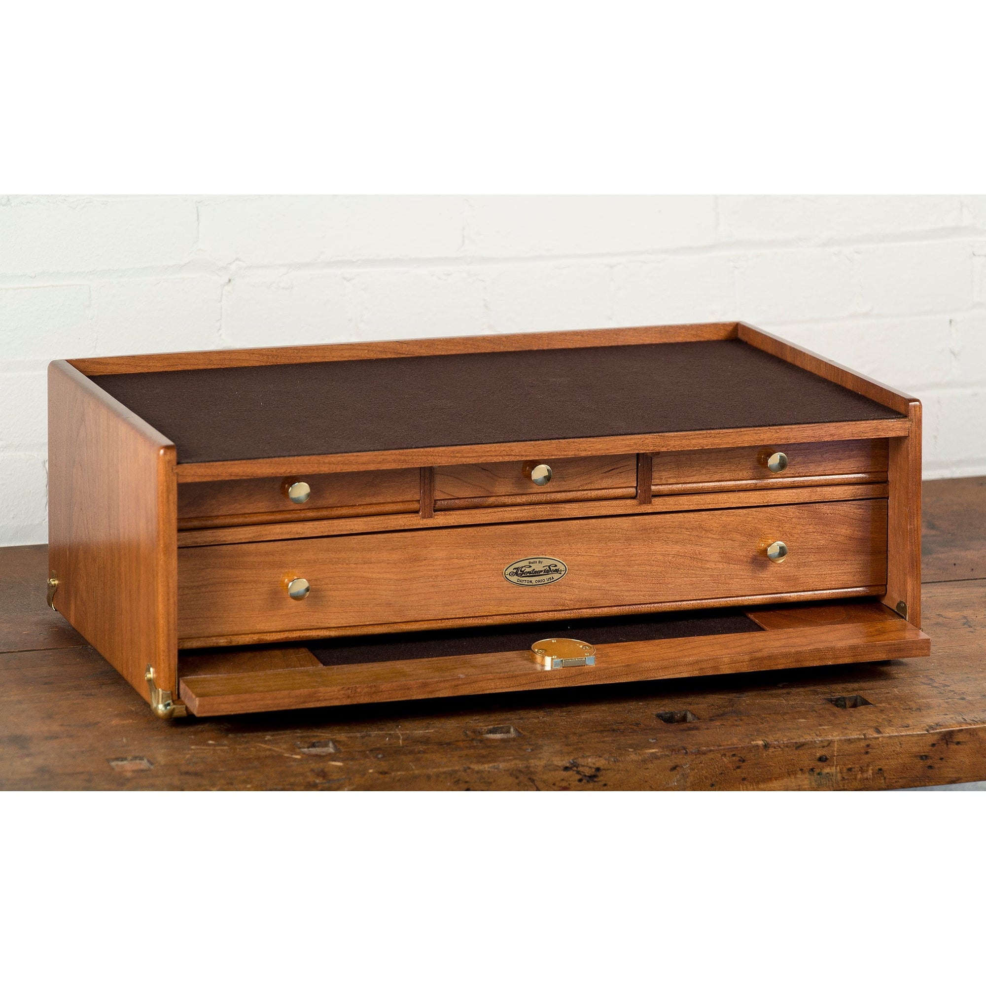 Classic Base in American Cherry alt 0